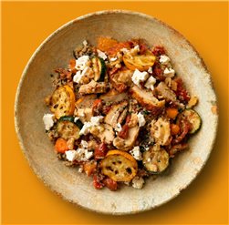 Ensalada de quinoa tricolor, pollo marinado, verduras asadas, queso feta, hierbas y nueces