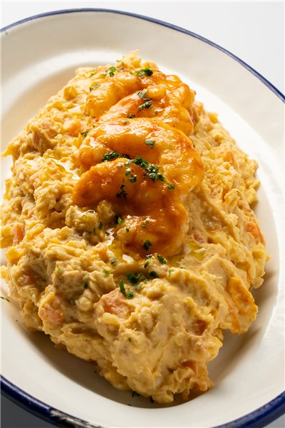 Ensaladilla rusa de gambas blancas al ajillo-lateral