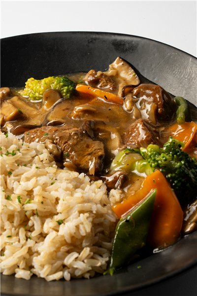 Estofado de cerdo con setas, verduras ecológicas y arroz integral-detalle