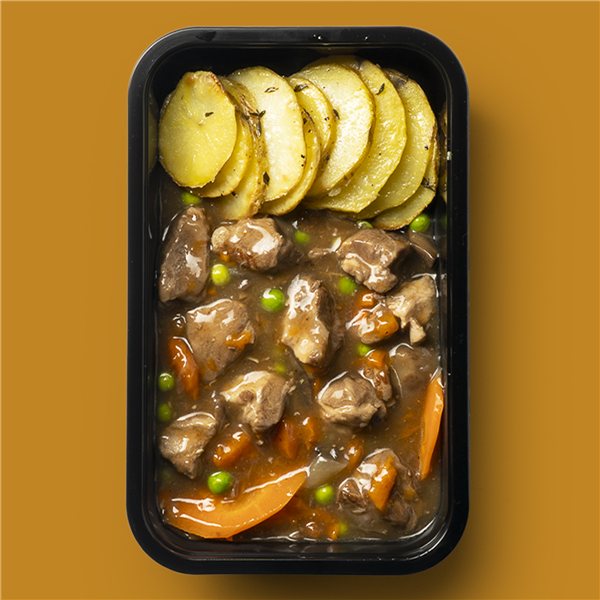 Estofado de ternera a la jardinera con patatas asadas-lateral
