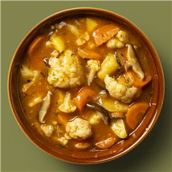 Estofado vegetal de coliflor, setas shitake y verduras de temporada