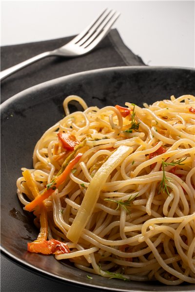 Fideos de arroz estilo Thai con verduras ecológicas de temporada-detalle