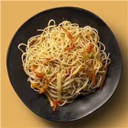 Fideos de arroz estilo Thai con verduras ecológicas de temporada