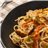 Fideos de arroz estilo Thai con verduras y pollo-detalle