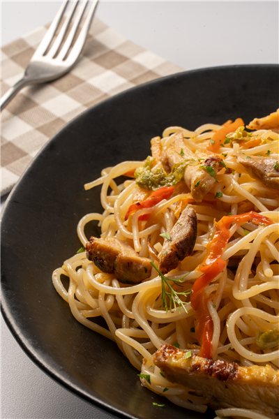 Fideos de arroz estilo Thai con verduras y pollo-detalle