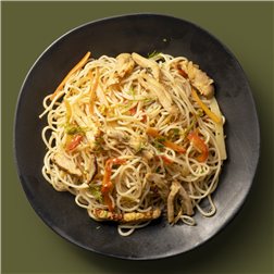 Fideos de arroz estilo Thai con verduras y pollo