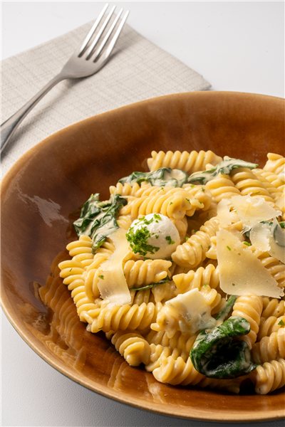 Fusilli a la crema ligera de quesos y espinacas-detalle