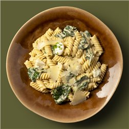 Fusilli a la crema ligera de quesos y espinacas