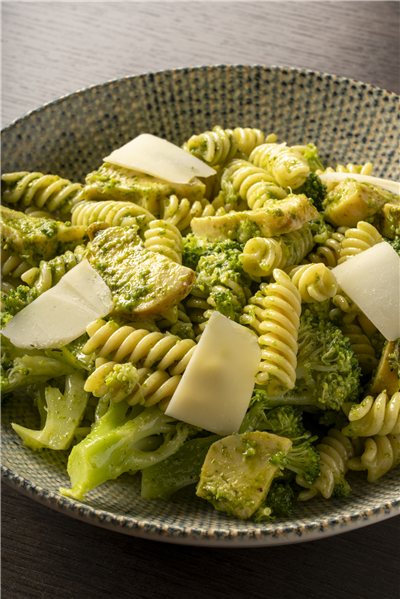 Fusilli al pesto verde, brócoli, pollo marinado y parmesano-detalle