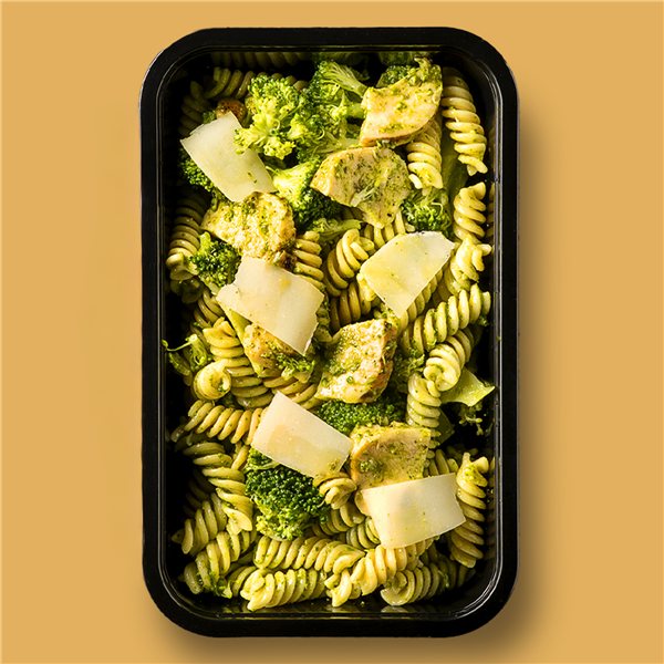 Fusilli al pesto verde, brócoli, pollo marinado y parmesano-lateral