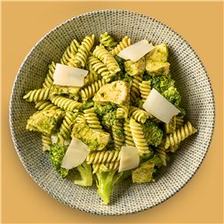 Fusilli al pesto verde, brócoli, pollo marinado y parmesano