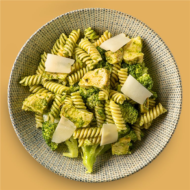 Fusilli al pesto verde, brócoli, pollo marinado y parmesano