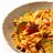 Fusilli integral al pesto rosso con salmón, calabacín y cherrys-detalle