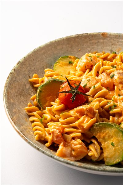Fusilli integral al pesto rosso con salmón, calabacín y cherrys-detalle