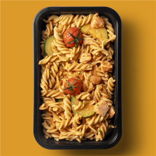 Fusilli integral al pesto rosso con salmón, calabacín y cherrys-lateral