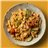 Fusilli integral al pesto rosso con salmón, calabacín y cherrys