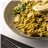 Fusilli integral con salmón, espinacas, pesto verde y queso de cabra-detalle