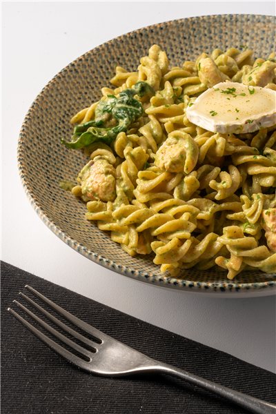 Fusilli integral con salmón, espinacas, pesto verde y queso de cabra-detalle