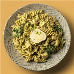 Fusilli integral con salmón, espinacas, pesto verde y queso de cabra