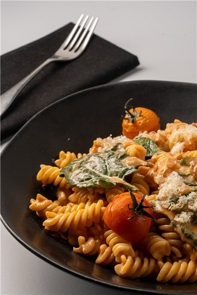 Fusilli toscana con tomate, bechamel ligera, espinacas y cherry-detalle