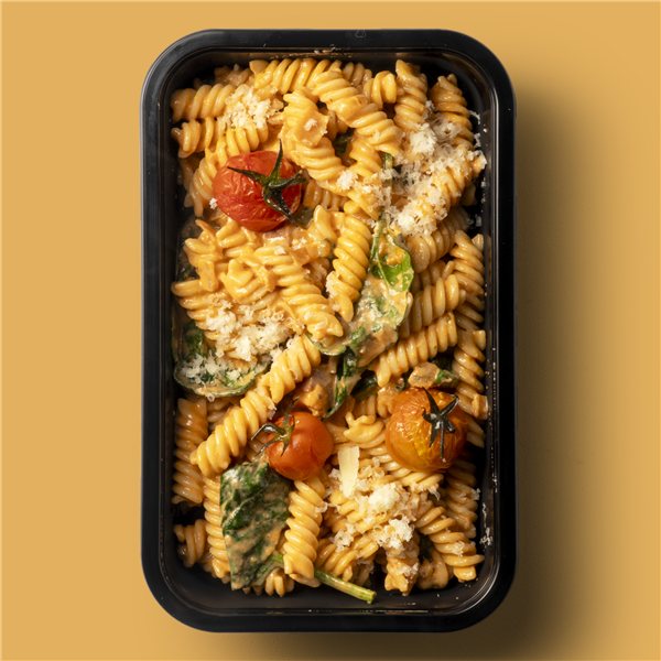 Fusilli toscana con tomate, bechamel ligera, espinacas y cherry-lateral