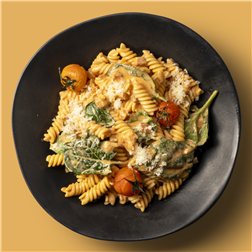 Fusilli toscana con tomate, bechamel ligera, espinacas y cherry