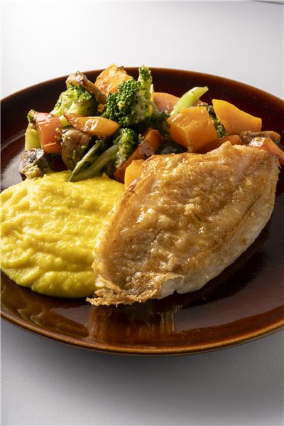 Gallineta al horno, parmentier de boniato y verduras ecológicas asadas-detalle