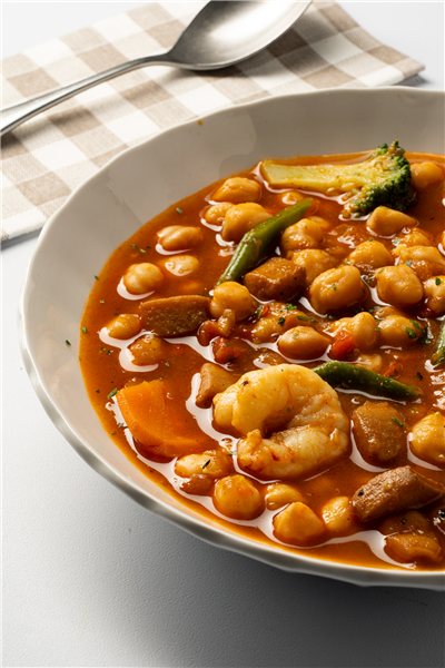 Garbanzos a la marinera con sepia, gambas y verduritas-detalle