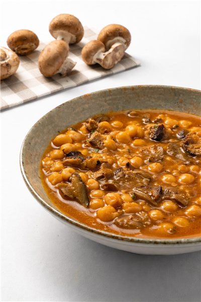 Garbanzos castellanos estofados con setas de temporada-detalle