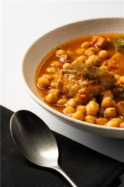 Garbanzos mar y montaña con sepia y costilla de cerdo-detalle