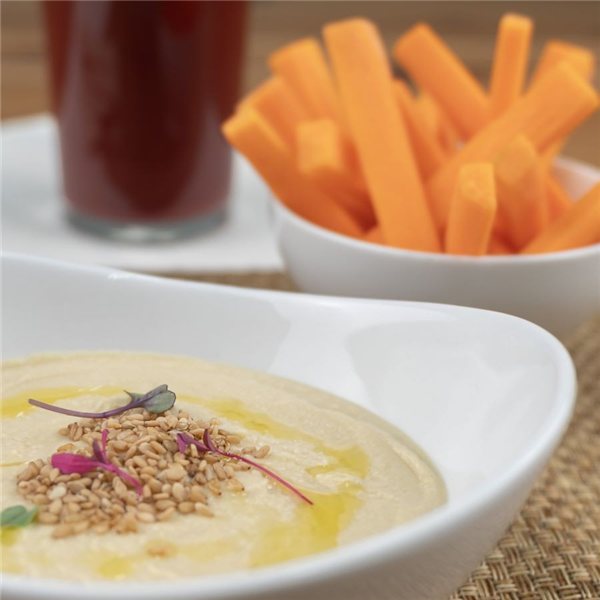 Hummus clásico con bastones de zanahoria-detalle