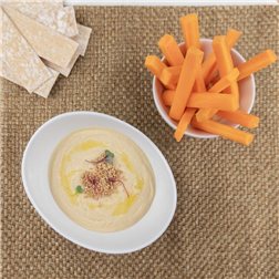 Hummus clásico con bastones de zanahoria