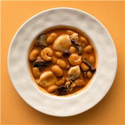 Judiones con setas, langostinos y chipirones