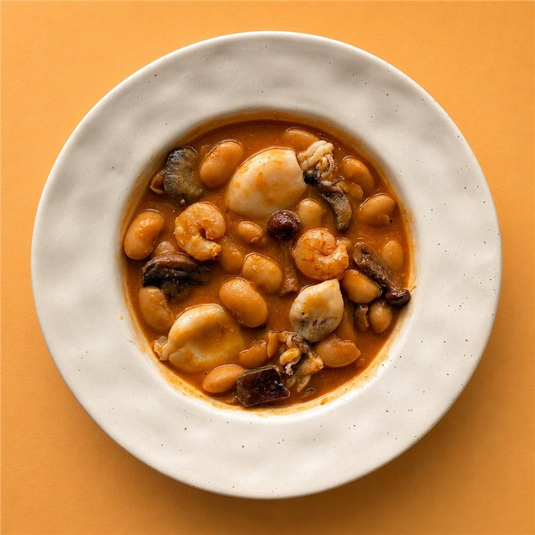 Judiones con setas, langostinos y chipirones