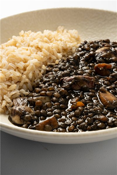 Lentejas de puy con sepia y calamar en su tinta con arroz-detalle