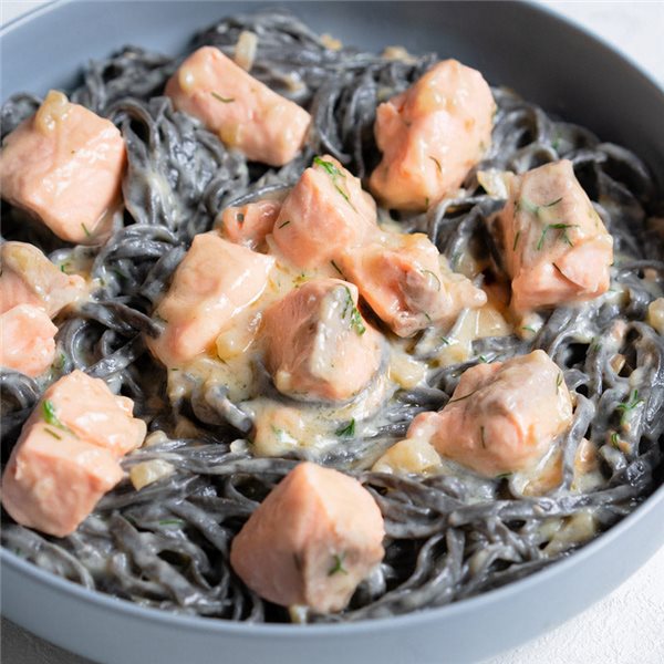 Linguine al nero di sepia con salmón-detalle
