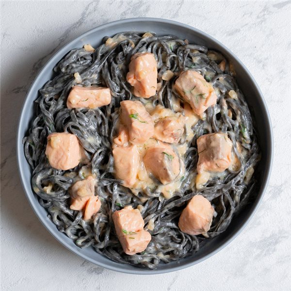 Linguine al nero di sepia con salmón-lateral