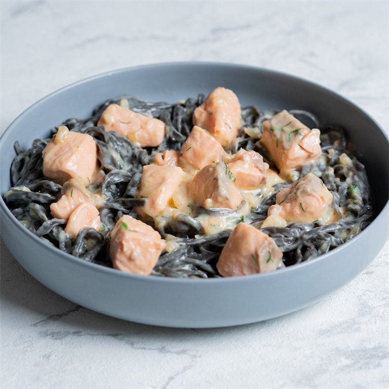 Linguine al nero di sepia con salmón