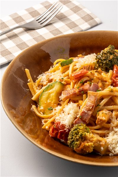 Linguine en salsa al vodka con verduritas ecológicas y guanciale-detalle