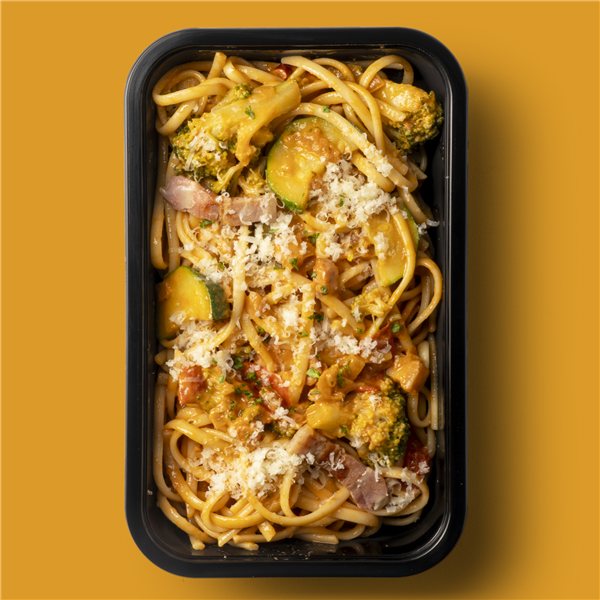 Linguine en salsa al vodka con verduritas ecológicas y guanciale-lateral