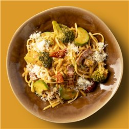 Linguine en salsa al vodka con verduritas ecológicas y guanciale