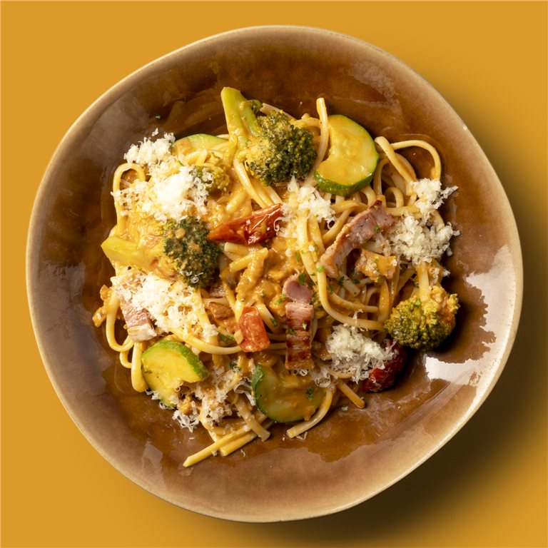 Linguine en salsa al vodka con verduritas ecológicas y guanciale