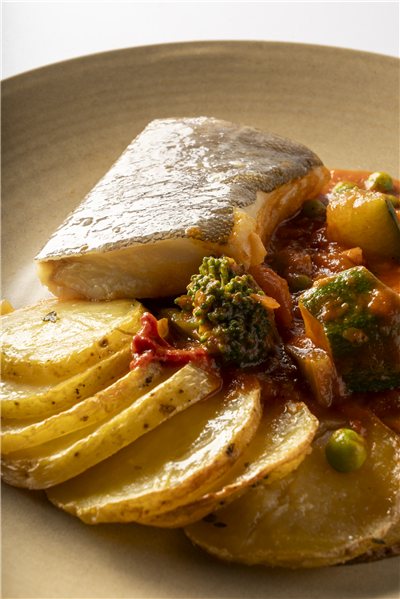 Lomo de bacalao con tomate y verduras, con patatas al horno-detalle