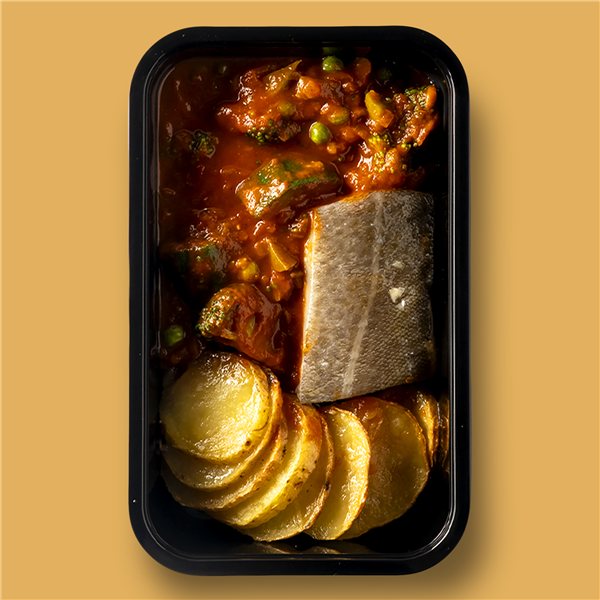 Lomo de bacalao con tomate y verduras, con patatas al horno-lateral