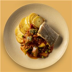 Lomo de bacalao con tomate y verduras, con patatas al horno