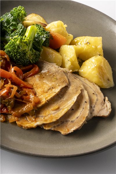 Lomo de cerdo asado, piperrada Vasca, cachelos y verduras de temporada al horno-detalle