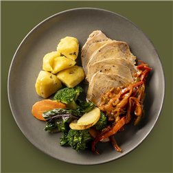 Lomo de cerdo asado, piperrada Vasca, cachelos y verduras de temporada al horno