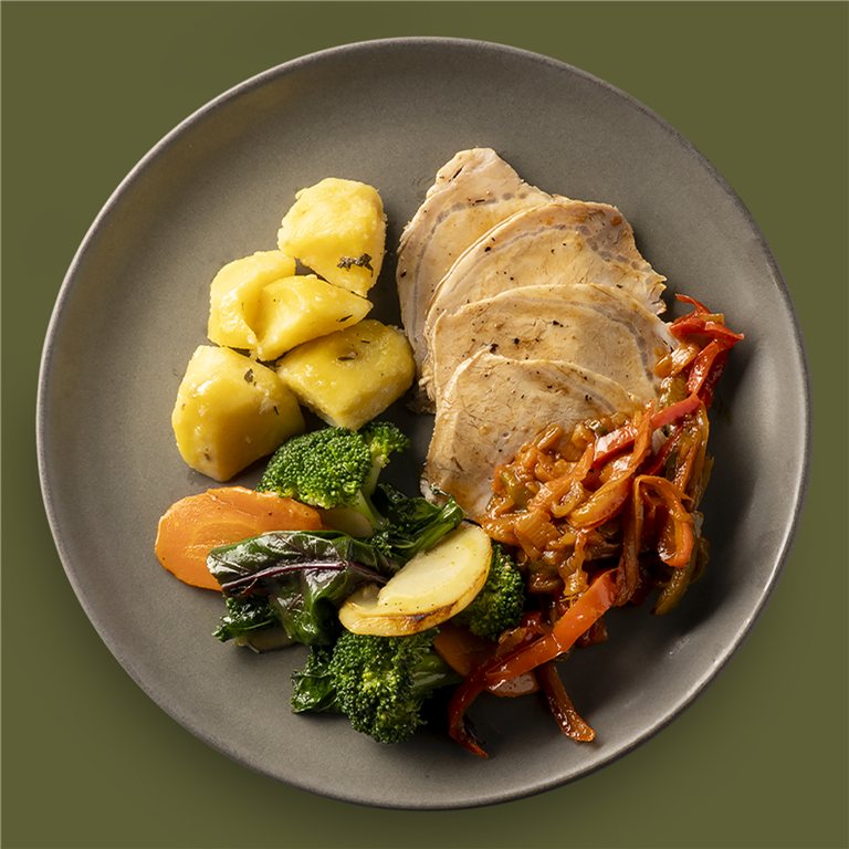 Lomo de cerdo asado, piperrada Vasca, cachelos y verduras de temporada al horno