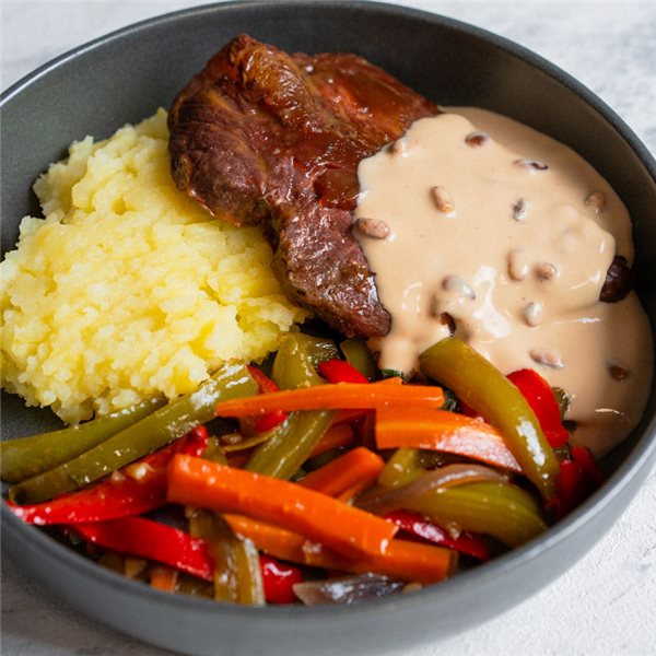Meloso de ternera en salsa a la pimienta con piñones-detalle