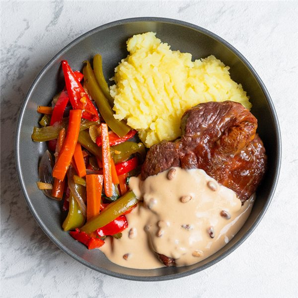 Meloso de ternera en salsa a la pimienta con piñones-lateral